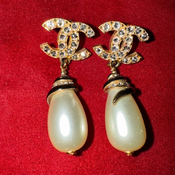 Gorgeous & sparkly CHANEL 22A Drop Earrings with Crystal CC & Faux Pearls. - Picture 1 of 4
